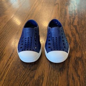 Boys Natives Toddler Size 6. Fits small (5.5 to small 6).